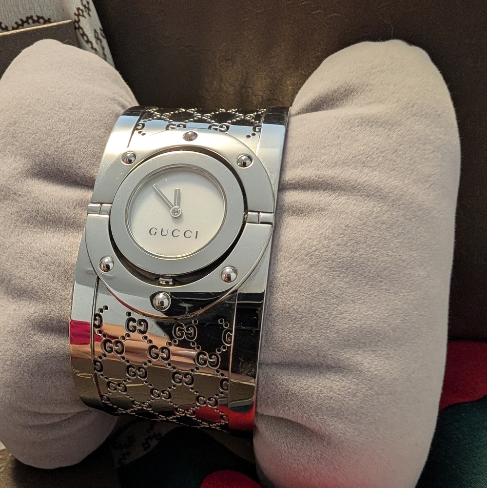 Gucci Twirl Silver Steel White Mother Of  Pearl Dial Quartz